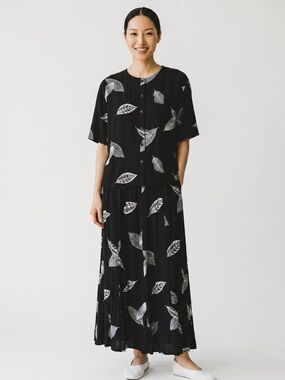 Womanhood two piece blouse and matching skirt. Leaf patter. Size large GUC